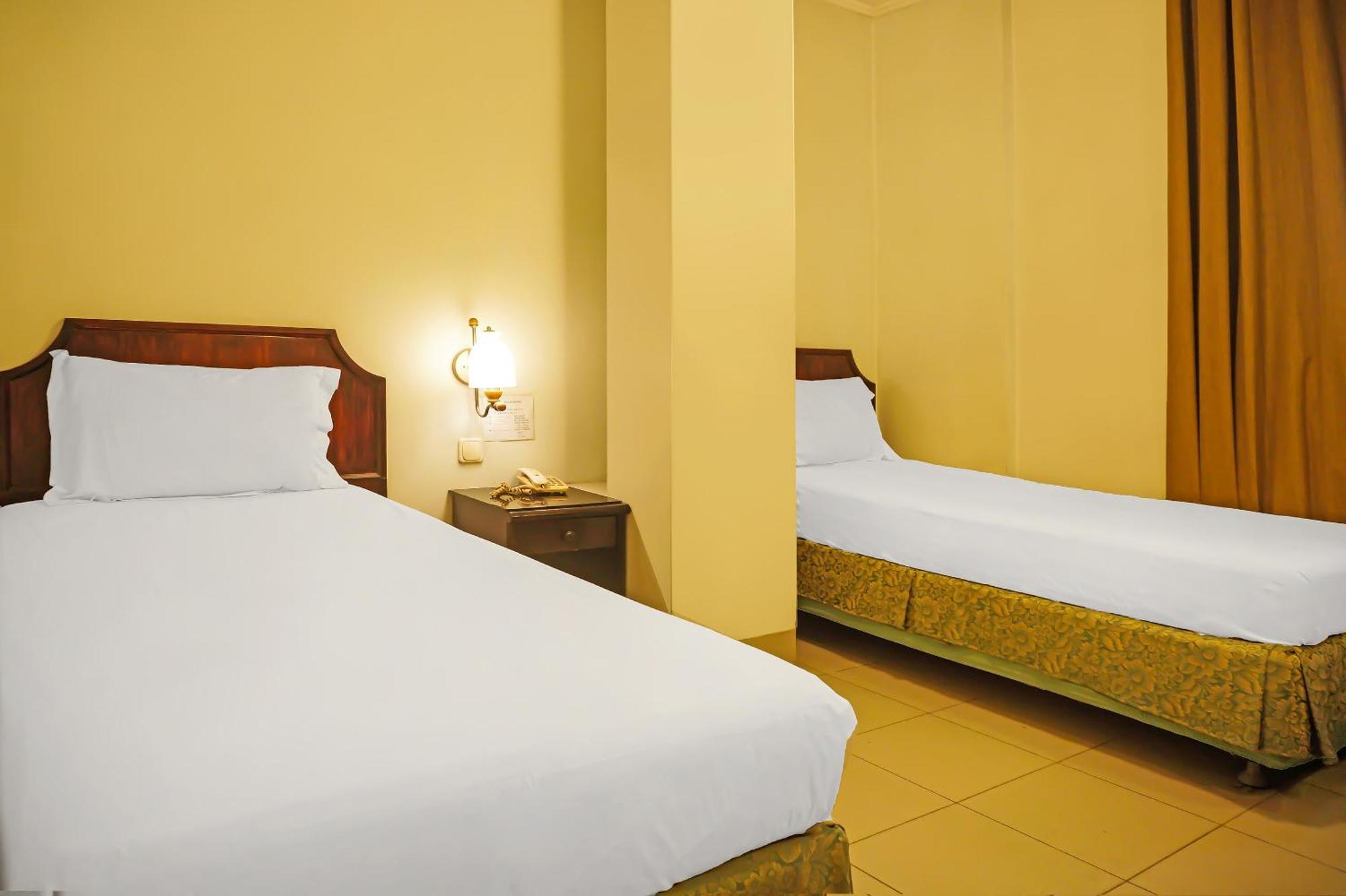 Super Oyo Collection O 92690 Hotel Limas Palembang Bagian luar foto