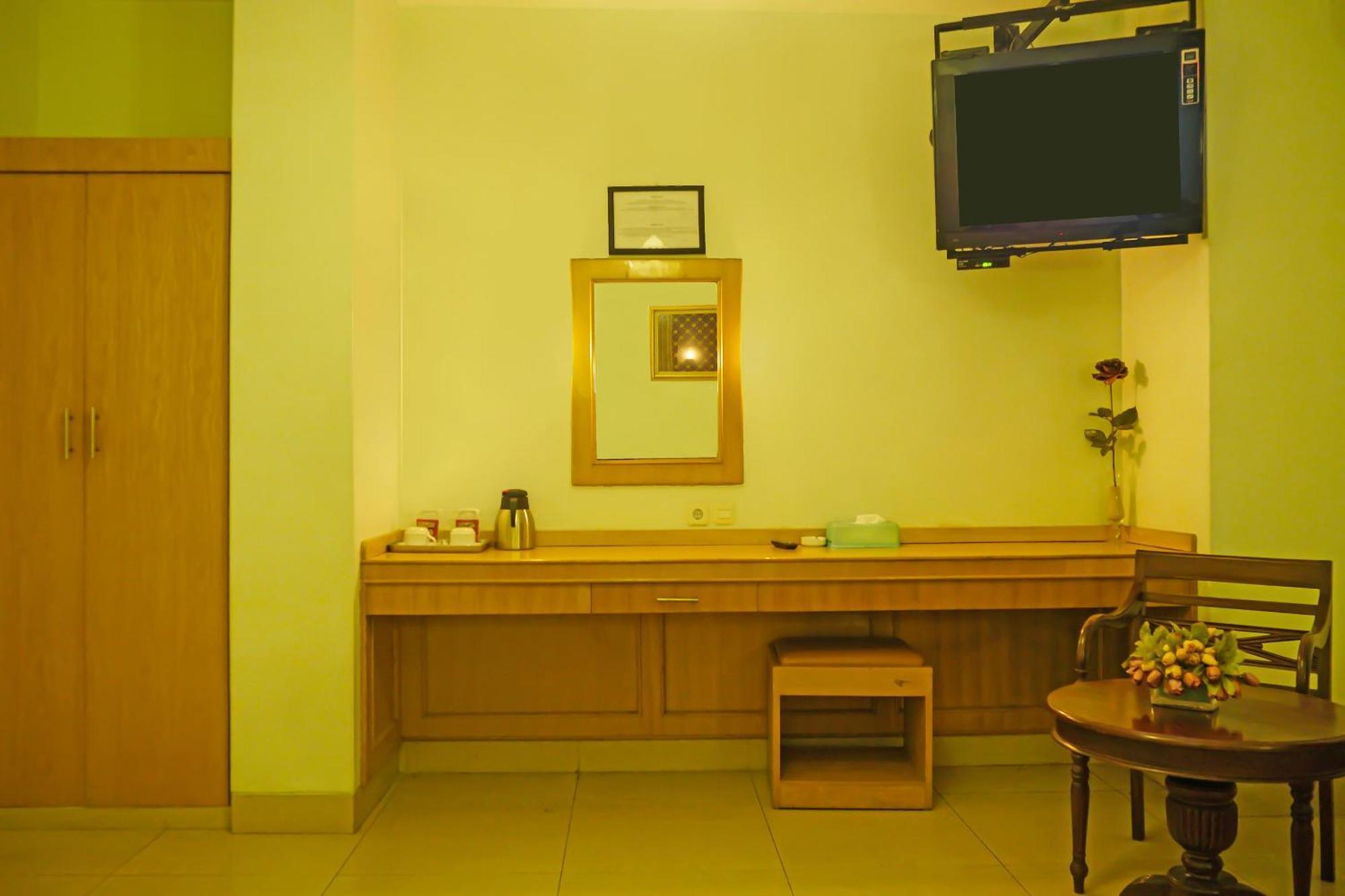 Super Oyo Collection O 92690 Hotel Limas Palembang Bagian luar foto