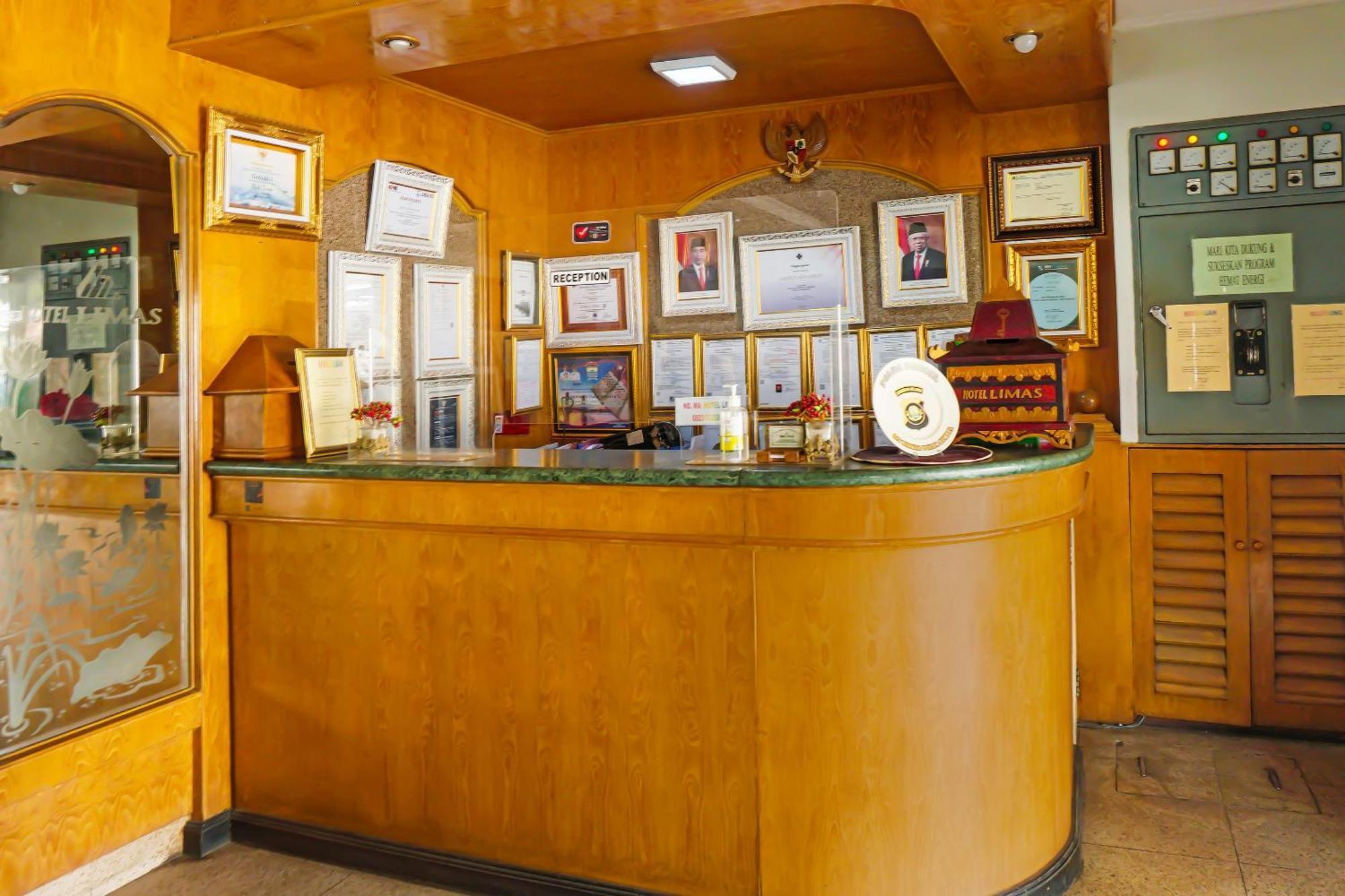 Super Oyo Collection O 92690 Hotel Limas Palembang Bagian luar foto