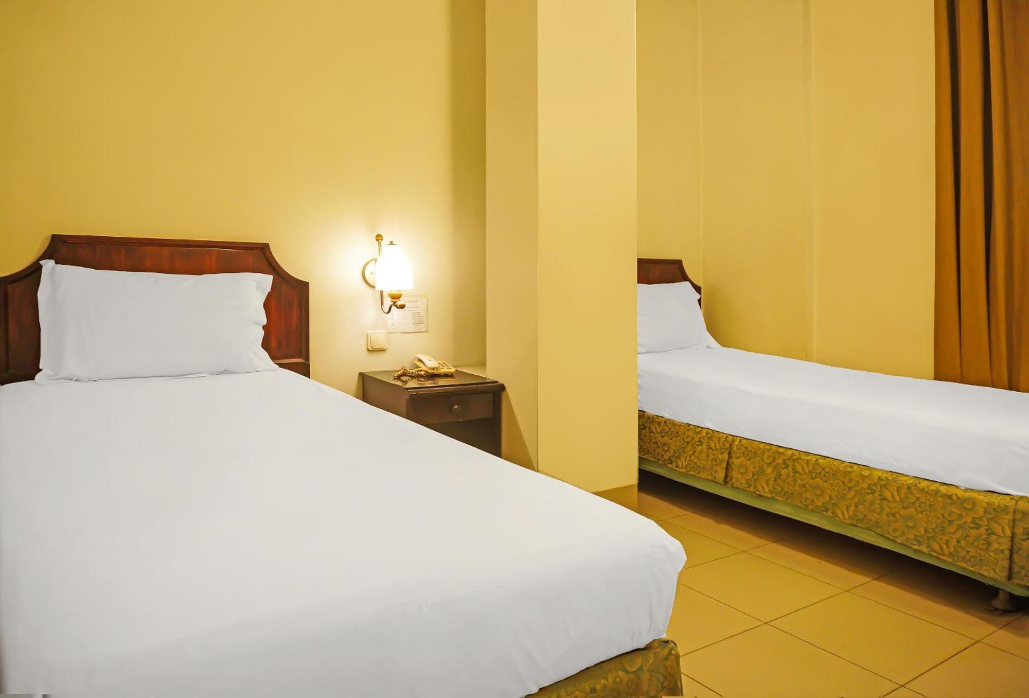 Super Oyo Collection O 92690 Hotel Limas Palembang Bagian luar foto