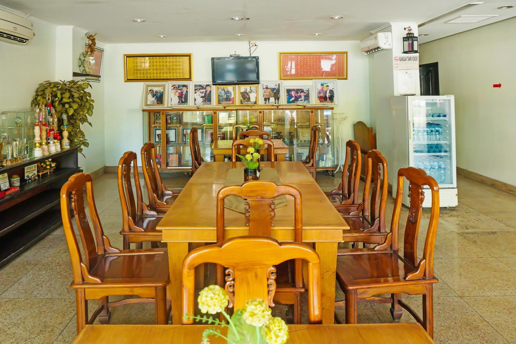 Super Oyo Collection O 92690 Hotel Limas Palembang Bagian luar foto